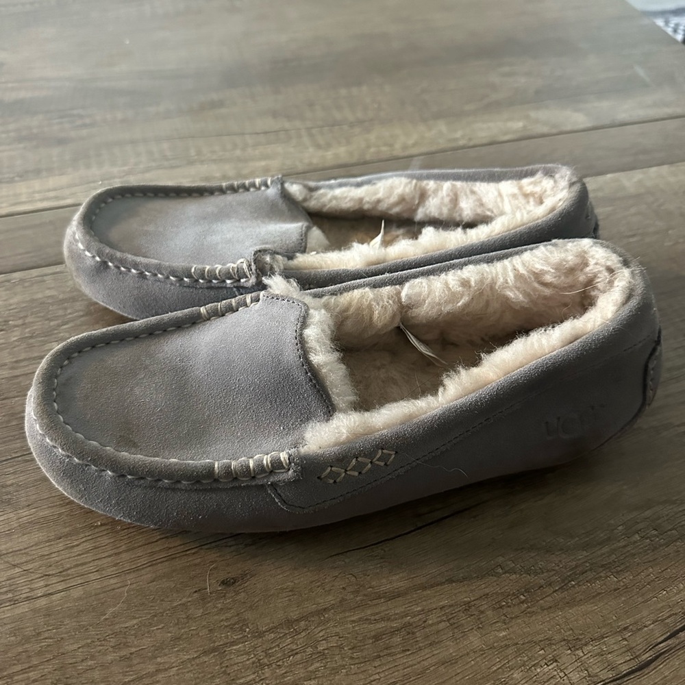 UGG Womens Gray Moccasin Slippers